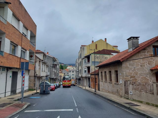 Los camiones de bomberos en el tramo cortado de Ramón Cabanillas, en Moaña.