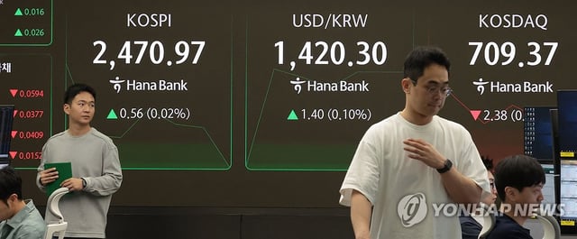 This photo shows a dealing room at Hana Bank in central Seoul on April 18, 2025. (Yonhap)