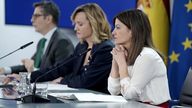 La ministra de Juventud e Infancia, Sira Rego, junto a la portavoz del Gobierno, Pilar Alegría, y el ministro de Presidencia y Justicia, Félix Bolaños, en rueda de prensa tras un Consejo de Ministros.