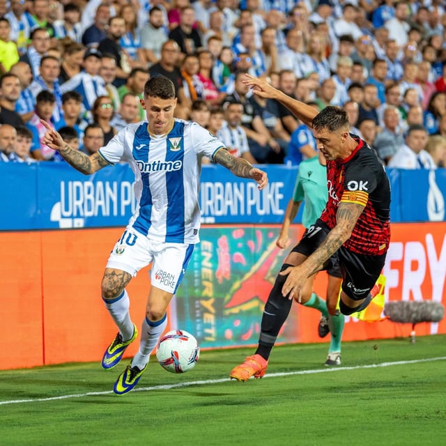 Dani Raba, centrocampista del Leganés, intenta superar a Antonio Raíllo en el partido de la primera vuelta en Butarque.