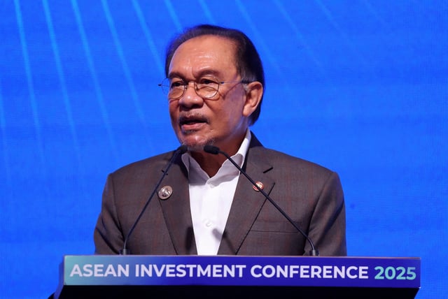 Malaysian Prime Minister Anwar Ibrahim delivers his speech as he officates the ASEAN Investement Conference in Kuala Lumpur, Malaysia April 8, 2025. REUTERS/Hasnoor Hussain/File Photo
