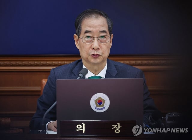 Acting President Han Duck-soo speaks during an extraordinary Cabinet meeting at the government complex in Seoul on April 18, 2025. (Pool photo) (Yonhap)