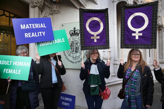 Concentración de feministas durante una vista en el Tribunal Supremo de Reino Unido en noviembre.