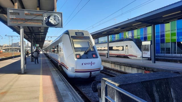 Trenes regionales en la estación viguesa de Guixar.
