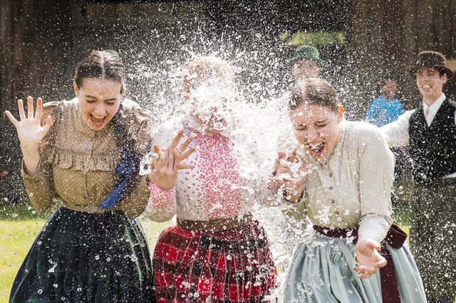 In Ungarn bespritzen Männer Frauen an Ostern mit Wasser