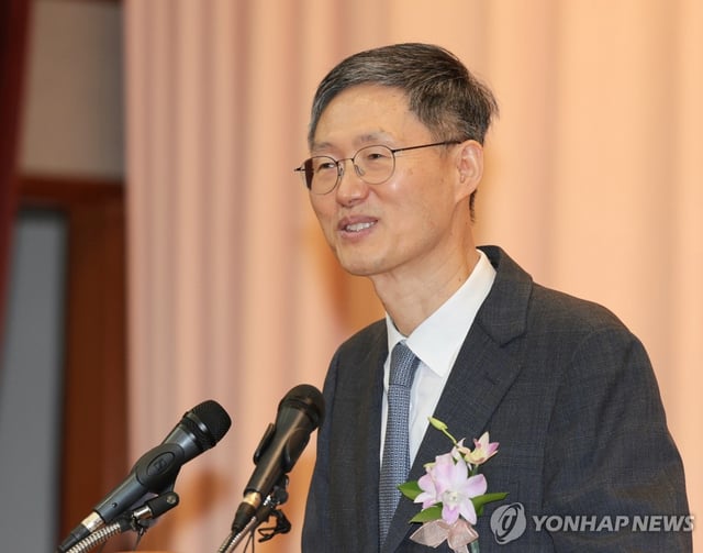 Moon Hyung-bae, the acting chief of the Constitutional Court, gives a speech during his retirement ceremony at the Constitutional Court on April 18, 2025. (Yonhap)