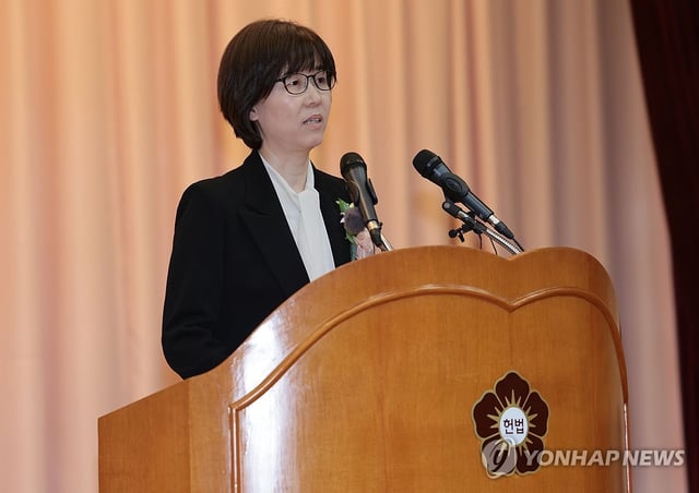 Outgoing Constitutional Court Justice Lee Mi-son speaks during her retirement ceremony at the court in central Seoul on April 18, 2025. (Yonhap)