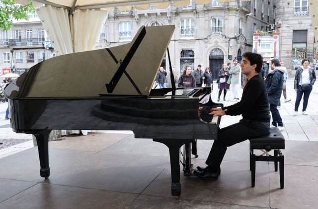 Arriba, el piano instalado en Plaza Princesa fue tocado por 
varios amateurs. A la izquierda, inauguración del concurso 
con el alcalde Abel Caballero. |  Fotos: J. Lores