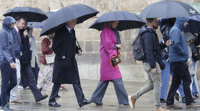 Los reyes Felipe y Matilde de Bélgica, ayer de camino a la Catedral de Santiago, donde participaron en la eucaristía. |  Antonio Hernández