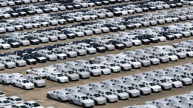 Autos stehen im Hafen von Nanjing (China) bereit für den Export