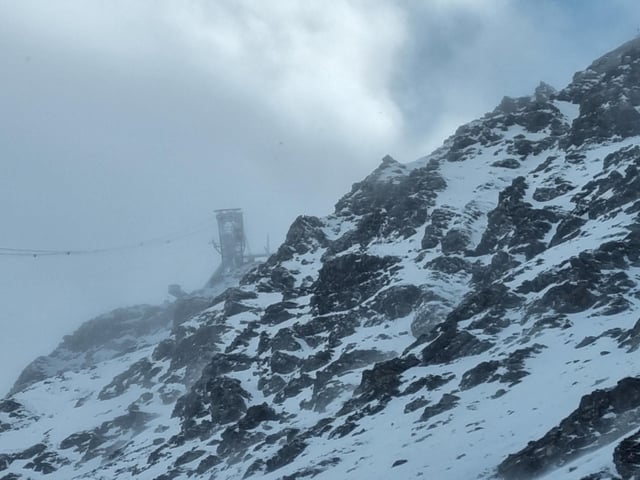 À la suite d’importantes chutes de neige, la Savoie reste en vigilance orange avalanche ce vendredi 18 avril 2025.