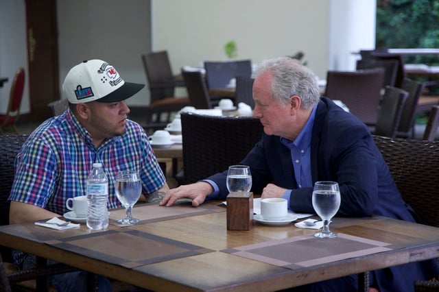 17 avril 2025: Le sénateur Chris Van Hollen rencontre Kilmar Abrego Garcia, au Salvador.