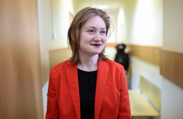 Activist Darya Kozyreva, who is charged with repeatedly discrediting the Russian armed forces in the course of Russia-Ukraine military conflict, waits in the corridor before a court hearing in Saint Petersburg, Russia, April 18, 2025. REUTERS/Anastasia Barashkova