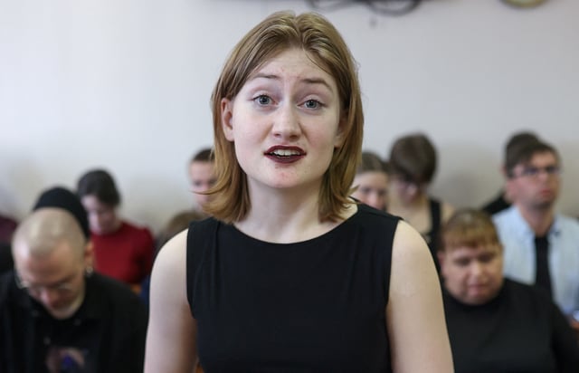 Activist Darya Kozyreva, who is charged with repeatedly discrediting the Russian armed forces in the course of Russia-Ukraine military conflict, speaks her last words before the verdict announcement during a court hearing in Saint Petersburg, Russia, April 18, 2025. REUTERS/Anastasia Barashkova