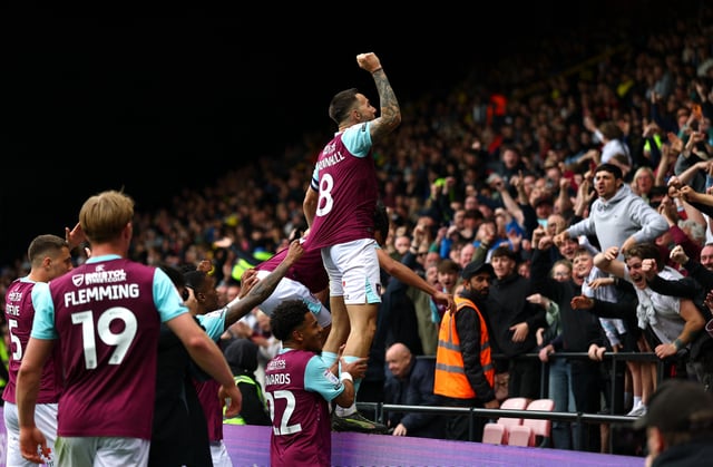 Soccer Football - Championship - Watford v Burnley - Vicarage Road, Watford, Britain - April 18, 2025 Burnley's Josh Brownhill celebrates scoring their second goal with teammates Action Images/Matthew Childs EDITORIAL USE ONLY. NO USE WITH UNAUTHORIZED AUDIO, VIDEO, DATA, FIXTURE LISTS, CLUB/LEAGUE LOGOS OR 'LIVE' SERVICES. ONLINE IN-MATCH USE LIMITED TO 120 IMAGES, NO VIDEO EMULATION. NO USE IN BETTING, GAMES OR SINGLE CLUB/LEAGUE/PLAYER PUBLICATIONS. PLEASE CONTACT YOUR ACCOUNT REPRESENTATIVE FOR FURTHER DETAILS..
