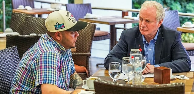 Photo obtenue sur le compte X du président salvadorien Nayib Bukele, montrant le sénateur américain Chris Van Hollen (d) lors d'une rencontre avec le migrant salvadorien Kilmar Abrego Garcia, expulsé à tort vers son pays d'origine, dans un hôtel de San Salvador, le 17 avril 2025