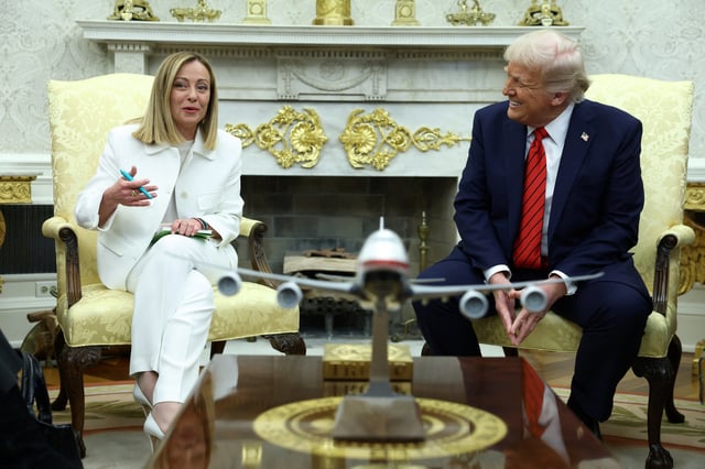 Donald Trump rencontre Giorgia Meloni dans le Bureau ovale le 17 avril 2025.