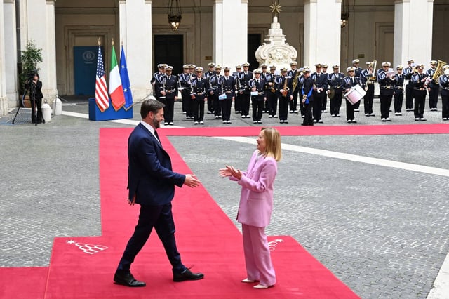 Giorgia Meloni, présidente du Conseil italien, accueille le vice-président américain, J.D. Vance au palais Chigi, le 18 avril à Rome.