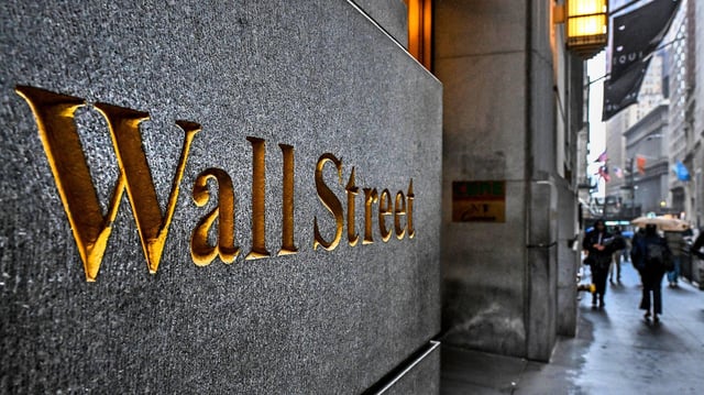Wall Street Schriftzug, Mesnchen im Regen, New York, USA