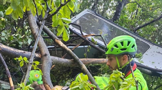 Auf diesem vom italienischen alpinen Rettungskorps veröffentlichten Foto arbeiten Retter an der zertrümmerten Gondel der Seilbahn auf den Berg Faito bei Neapel in Süditalien. 