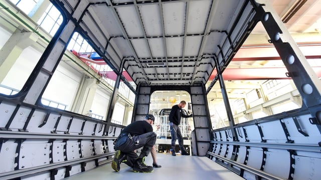 Zwei Industriearbeiter in einer Werkshalle