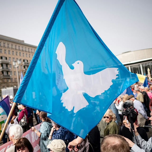 In Berlin wollen am Wochenende zahlreiche Menschen zu den traditionellen Ostermärschen zusammenkommen.