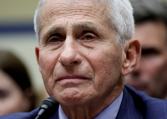 Le site Covid.gov cible également le docteur Anthony Fauci, ex-architecte de la stratégie de Washington contre le virus, pour avoir défendu «le scénario privilégié selon lequel le Covid-19 est d’origine naturelle».