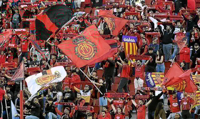 Imagen de la afición del Mallorca animando a su equipo durante un partido esta temporada.