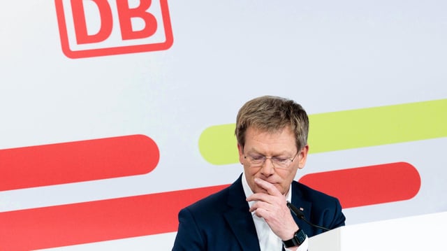 Der Vorstandsvorsitzende der Deutschen Bahn, Richard Lutz, schaut nachdenklich nach unten.