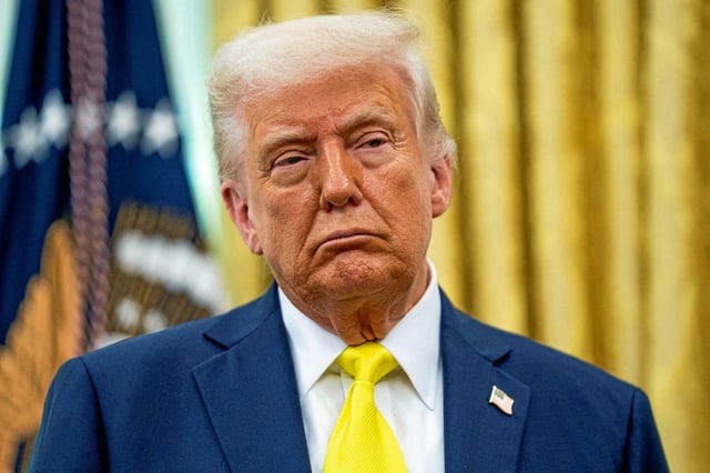 Le président américain Donald Trump dans le Bureau ovale à Washington, D.C., le 18 avril 2025.
