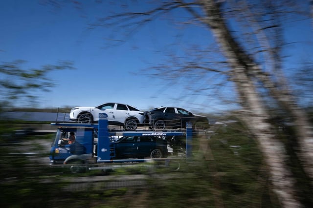 Parking de l'usine du constructeur automobile Stellantis à Sochaux, le 4 avril 2025.
