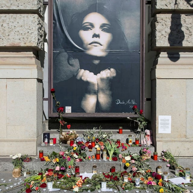 Fans gedenken AnNa R. am Theater des Westens.
