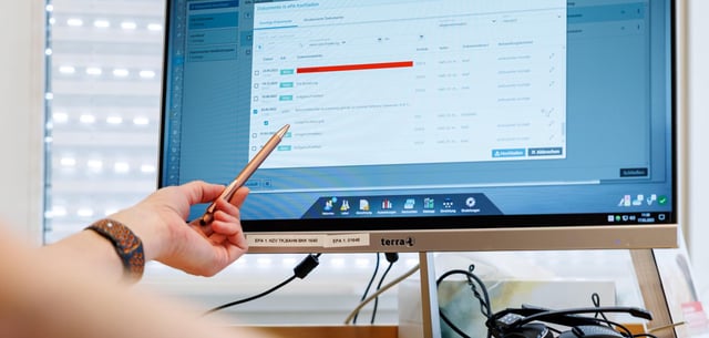 Ein Hausarzt lädt Dokumente in eine elektronische Patientenakte
