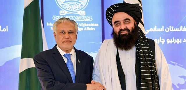 Photo du 19 avril 2025 diffusée par le ministère pakistanais des Affaires étrangères montrant le ministre des Affaires étrangères Ishaq Dar (g) et son homologue afghan Amir Khan Muttaqi lors d'une rencontre à Kaboul, en Afghanistan