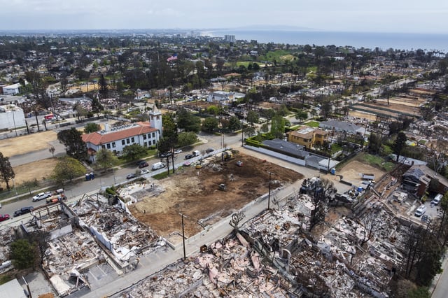 The land, center, where Community United Methodist Church of the Pacific Palisades once stood, Friday, April 18, 2025, in the Pacific Palisades area of Los Angeles. (AP Photo/William Liang)
