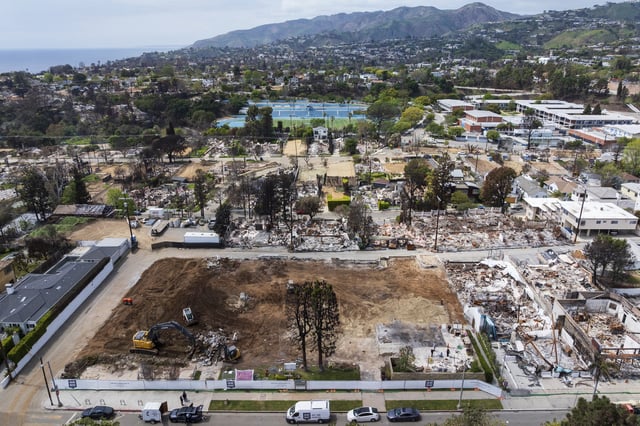 The land, center, where Community United Methodist Church of the Pacific Palisades once stood, Friday, April 18, 2025, in the Pacific Palisades area of Los Angeles. (AP Photo/William Liang)
