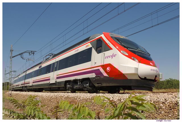 Archivo - Un tren de Cercanías en una imagen de archivo