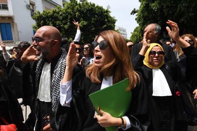 Des avocats tunisiens manifestant devant le palais de justice de Tunis, le 16 mai 2024 pour dénoncer les récentes arrestations de leurs confrères.