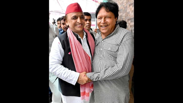 SP president Akhilesh Yadav meeting his party MP Ramji Lal Suman at the latter’s house in Agra on April 19. (HT photo)