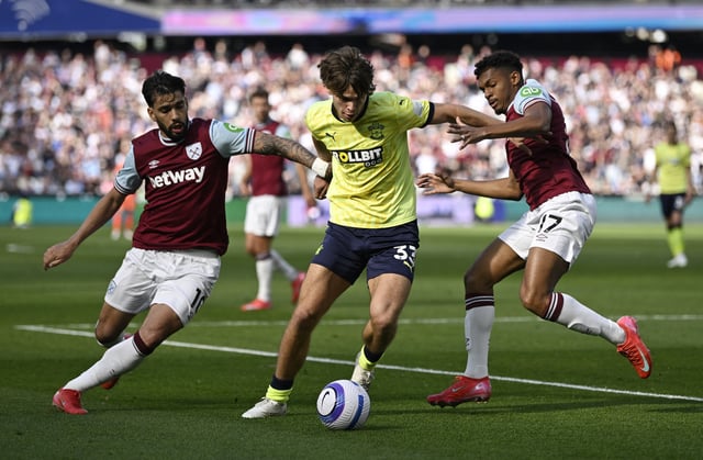Soccer Football - Premier League - West Ham United v Southampton - London Stadium, London, Britain - April 19, 2025 Southampton's Tyler Dibling in action with West Ham United's Lucas Paqueta and Luis Guilherme REUTERS/Tony O Brien EDITORIAL USE ONLY. NO USE WITH UNAUTHORIZED AUDIO, VIDEO, DATA, FIXTURE LISTS, CLUB/LEAGUE LOGOS OR 'LIVE' SERVICES. ONLINE IN-MATCH USE LIMITED TO 120 IMAGES, NO VIDEO EMULATION. NO USE IN BETTING, GAMES OR SINGLE CLUB/LEAGUE/PLAYER PUBLICATIONS. PLEASE CONTACT YOUR ACCOUNT REPRESENTATIVE FOR FURTHER DETAILS..