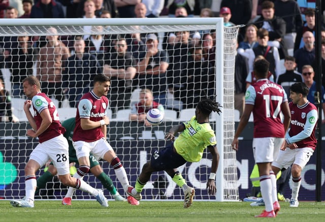 Soccer Football - Premier League - West Ham United v Southampton - London Stadium, London, Britain - April 19, 2025 Southampton's Lesley Ugochukwu scores their first goal Action Images via Reuters/John Sibley EDITORIAL USE ONLY. NO USE WITH UNAUTHORIZED AUDIO, VIDEO, DATA, FIXTURE LISTS, CLUB/LEAGUE LOGOS OR 'LIVE' SERVICES. ONLINE IN-MATCH USE LIMITED TO 120 IMAGES, NO VIDEO EMULATION. NO USE IN BETTING, GAMES OR SINGLE CLUB/LEAGUE/PLAYER PUBLICATIONS. PLEASE CONTACT YOUR ACCOUNT REPRESENTATIVE FOR FURTHER DETAILS..