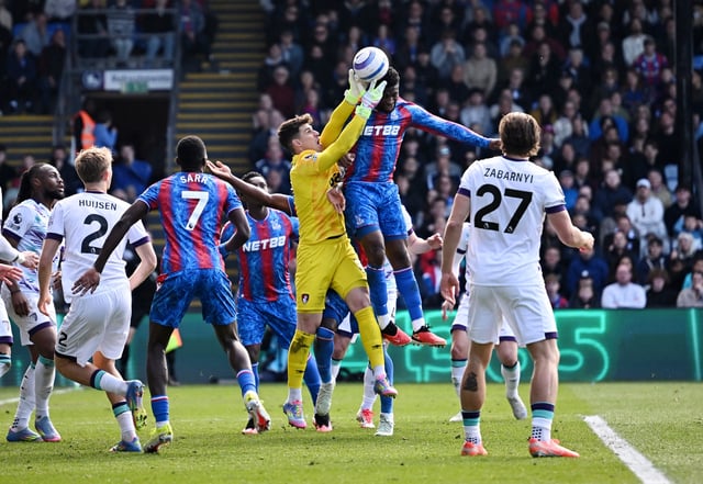 Soccer Football - Premier League - Crystal Palace v AFC Bournemouth - Selhurst Park, London, Britain - April 19, 2025 AFC Bournemouth's Kepa Arrizabalaga in action with Crystal Palace's Jefferson Lerma REUTERS/Dylan Martinez EDITORIAL USE ONLY. NO USE WITH UNAUTHORIZED AUDIO, VIDEO, DATA, FIXTURE LISTS, CLUB/LEAGUE LOGOS OR 'LIVE' SERVICES. ONLINE IN-MATCH USE LIMITED TO 120 IMAGES, NO VIDEO EMULATION. NO USE IN BETTING, GAMES OR SINGLE CLUB/LEAGUE/PLAYER PUBLICATIONS. PLEASE CONTACT YOUR ACCOUNT REPRESENTATIVE FOR FURTHER DETAILS..