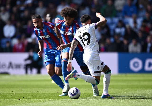 Soccer Football - Premier League - Crystal Palace v AFC Bournemouth - Selhurst Park, London, Britain - April 19, 2025 Crystal Palace's Chris Richards fouls AFC Bournemouth's Justin Kluivert and is later sent off after receiving two yellow cards REUTERS/Dylan Martinez EDITORIAL USE ONLY. NO USE WITH UNAUTHORIZED AUDIO, VIDEO, DATA, FIXTURE LISTS, CLUB/LEAGUE LOGOS OR 'LIVE' SERVICES. ONLINE IN-MATCH USE LIMITED TO 120 IMAGES, NO VIDEO EMULATION. NO USE IN BETTING, GAMES OR SINGLE CLUB/LEAGUE/PLAYER PUBLICATIONS. PLEASE CONTACT YOUR ACCOUNT REPRESENTATIVE FOR FURTHER DETAILS..
