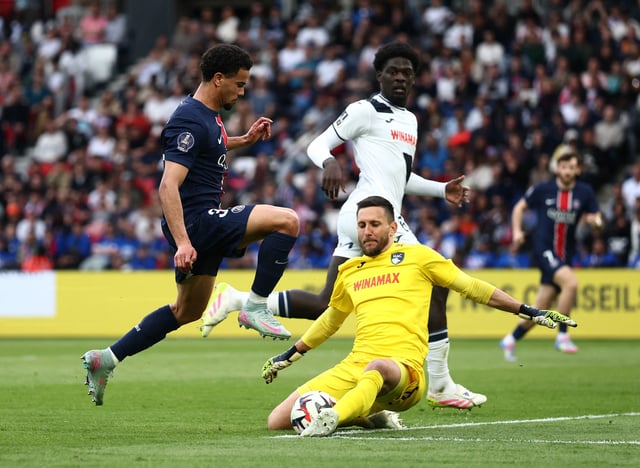 Soccer Football - Ligue 1 - Paris St Germain v Le Havre - Parc des Princes, Paris, France - April 19, 2025 Paris Saint-Germain's Warren Zaire-Emery in action with Le Havre's Mathieu Gorgelin REUTERS/Sarah Meyssonnier