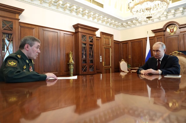 Le président russe Vladimir Poutine rencontre le chef d’état-major des forces armées russes Valery Gerasimov à Moscou, Russie, le 19 avril 2025.