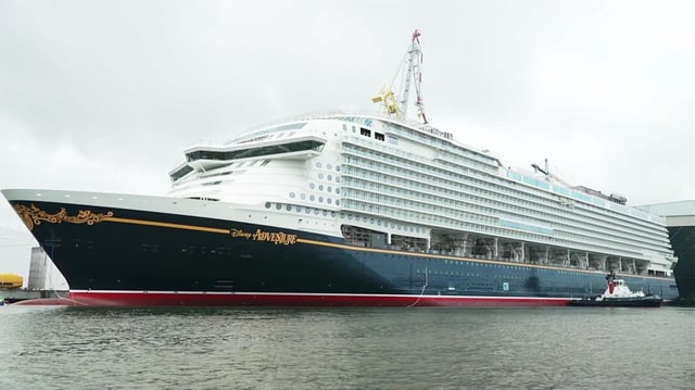 Das Kreuzfahrtschiff "Disney Adventure" liegt am Hafen von Wismar.