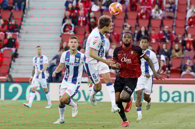 El defensa del Leganés Sergio González despeja de cabeza un balón ante Cyle Larin, delantero del Mallorca, durante el partido de este sábado en Son Moix.