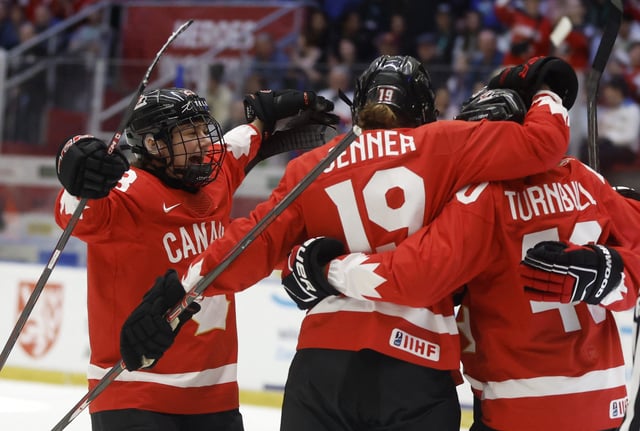 Ice Hockey - IIHF Women's World Championships - Semi Final - Canada v Finland - Budvar Arena, Ceske Budejovice, Czech Republic - April 19, 2025 Canada's Blayre Turnbull and Brianne Jenner celebrate with Erin Ambrose REUTERS/David W Cerny