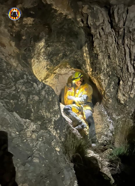 Una imagen de archivo que relata lo dificultoso del rescate en la cueva