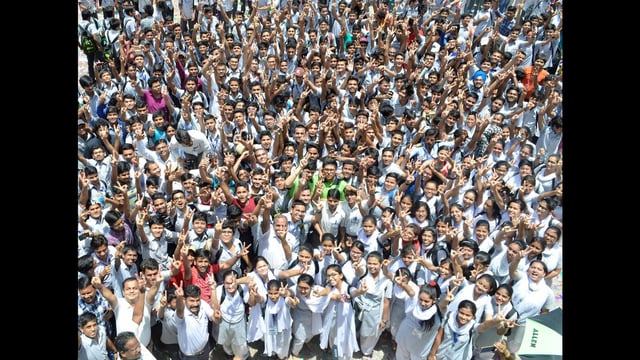 According to the NTA, 992,350 candidates, 68.7% males and 31.3% females, wrote the JEE Main Session 2 Paper 1 exam at 531 examination centres in 300 cities, including 15 outside India. Students had the option to write the exam in 13 languages. (HT Archive)